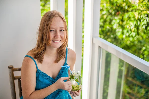 Femme rousse buvant un mojito — Photo