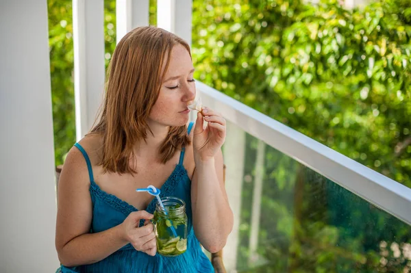 Vörös hajú nő iszik egy mojito — Stock Fotó