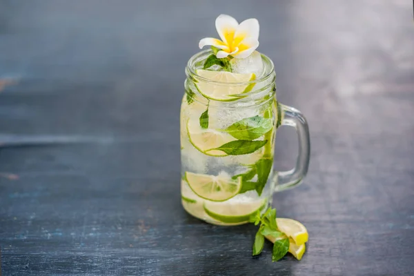 Glas Mojito mit Limette — Stockfoto