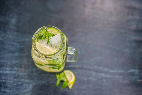 Glas mojito med lime — Stockfoto