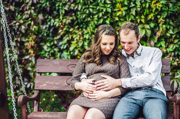 妊娠中の若い女性と彼女の夫. — ストック写真