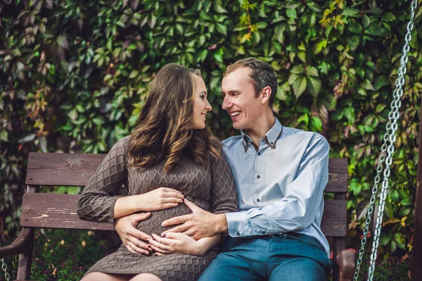 妊娠中の若い女性と彼女の夫. — ストック写真