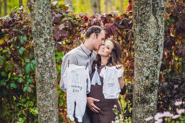 Pregnant young woman and her husband. — Stock Photo, Image