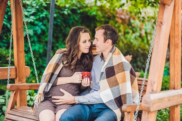 Gravid ung kvinne og mannen hennes . – stockfoto