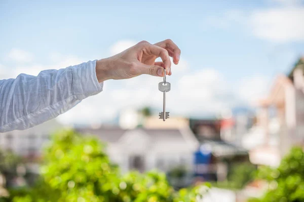 Homme tenant une clé de la maison — Photo