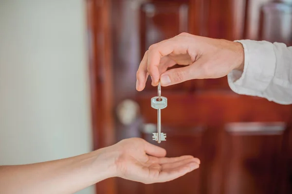 Iemands hand geeft een belangrijke vrouwelijke hand — Stockfoto