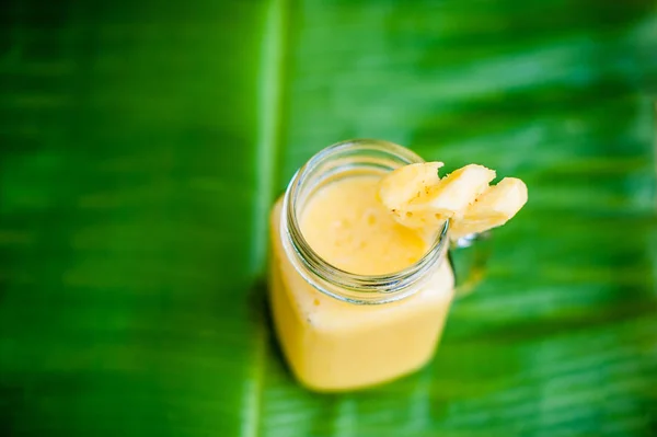 Ananas-Cocktail mit einer Scheibe Ananas — Stockfoto