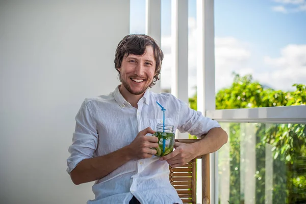 Hombre bebiendo un mojito en la terraza . —  Fotos de Stock
