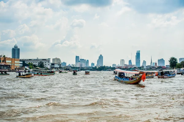 Bangkok Nehri üzerinde tekne