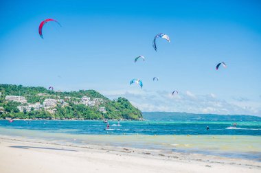 Uçurtma sörfçü Boracay üzerinde