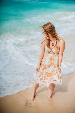 Kız Boracay üzerinde yürüyor