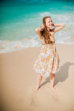 Kız Boracay üzerinde yürüyor