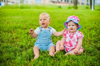 İki mutlu bebek erkek ve bir kız