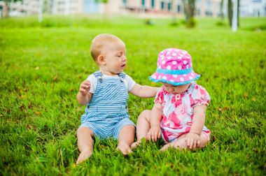 İki mutlu bebek erkek ve bir kız