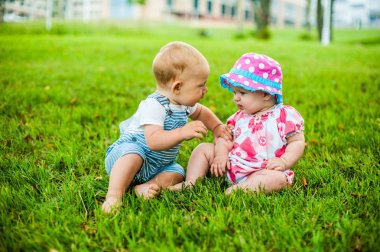 İki mutlu bebek erkek ve bir kız