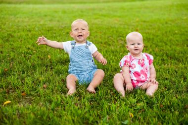 İki mutlu bebek erkek ve bir kız