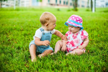 İki mutlu bebek erkek ve bir kız