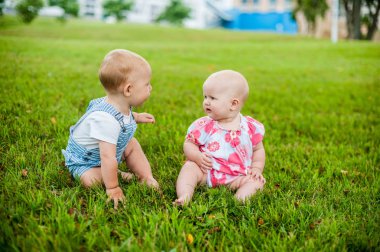 İki mutlu bebek erkek ve bir kız