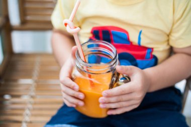 Çocuk yüzlü papaya içme. 