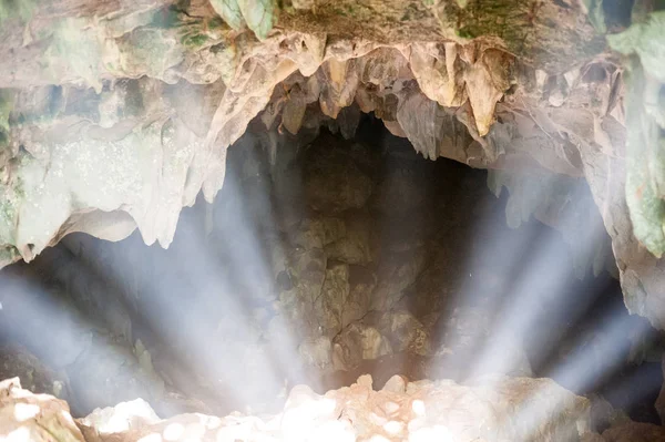 La luz brilla en la cueva — Foto de Stock