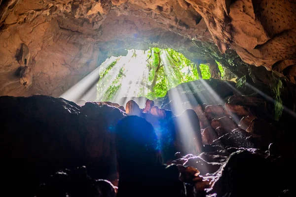 Свет светит в пещере — стоковое фото
