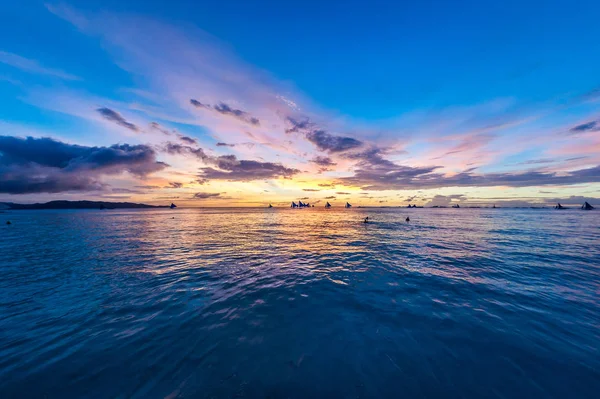 ボラカイ島の海に沈む夕日 — ストック写真