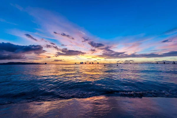 ボラカイ島の海に沈む夕日 — ストック写真