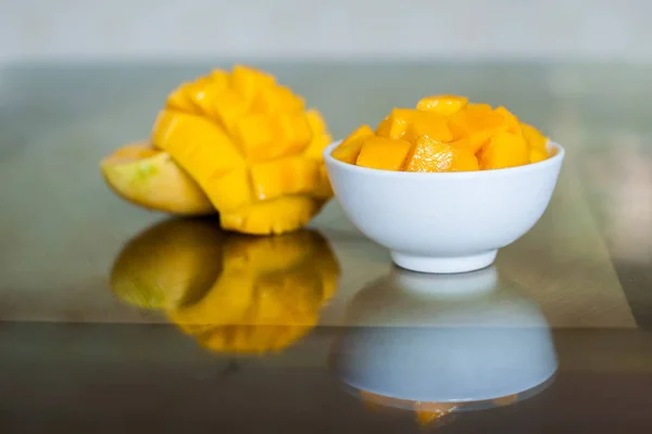 Mango affettato in una ciotola — Foto Stock