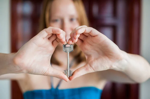 Le mani delle donne tengono la chiave della casa — Foto Stock