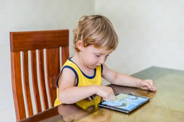 Menino brincando com um tablet digital — Fotografia de Stock