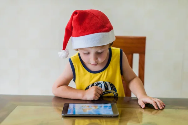 Menino brincando com um tablet digital — Fotografia de Stock