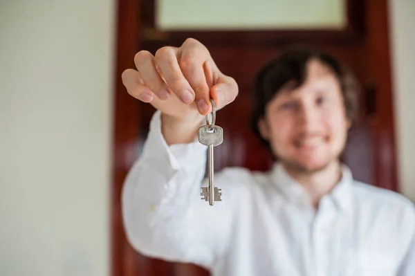 Männer halten Hausschlüssel in Händen — Stockfoto