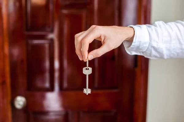 Mãos masculinas segurar chave da casa — Fotografia de Stock