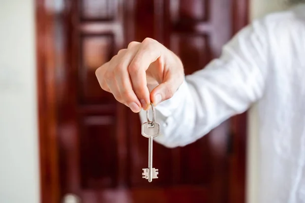 Le mani degli uomini tengono la chiave della casa — Foto Stock