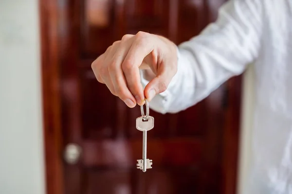 Las manos de los hombres sostienen la llave de casa —  Fotos de Stock