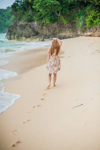 Ragazza cammina sul Boracay — Foto Stock