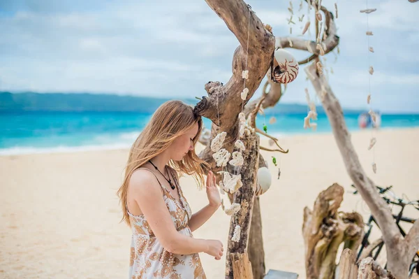Menina na praia puka, Boracay — Fotografia de Stock