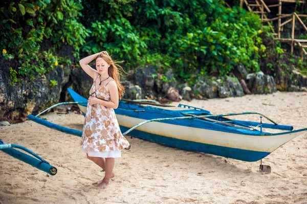 Kız ve Filipin bir tekne — Stok fotoğraf
