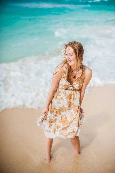 Girl walks  on the Boracay — Stock Photo, Image