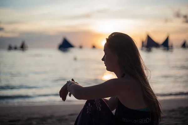 Ragazza si siede sulla spiaggia sull'isola di Boracay — Foto Stock