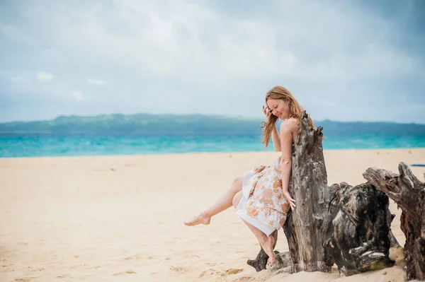 Jong meisje op het strand van Boracay — Stockfoto