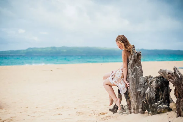 Jovem na praia de Boracay — Fotografia de Stock