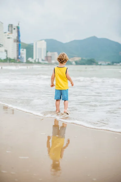 Bambino che cammina sulla spiaggia di sabbia — Foto Stock