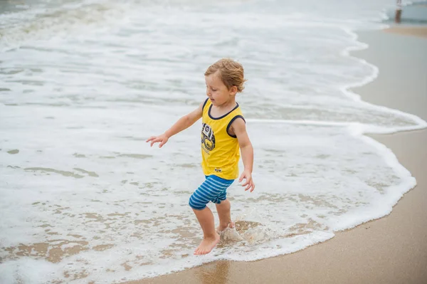 Малыш гуляет по песчаному пляжу — стоковое фото