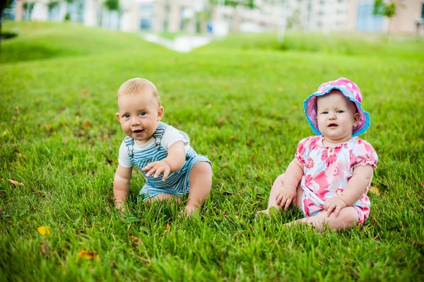 Due bambino felice ragazzo e una ragazza — Foto Stock