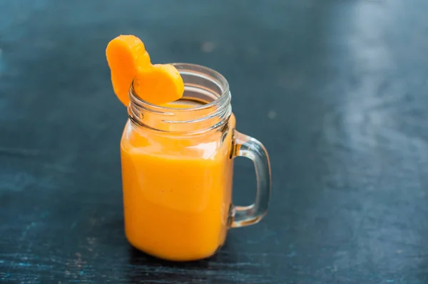 Forma de corte de papaya del corazón . — Foto de Stock