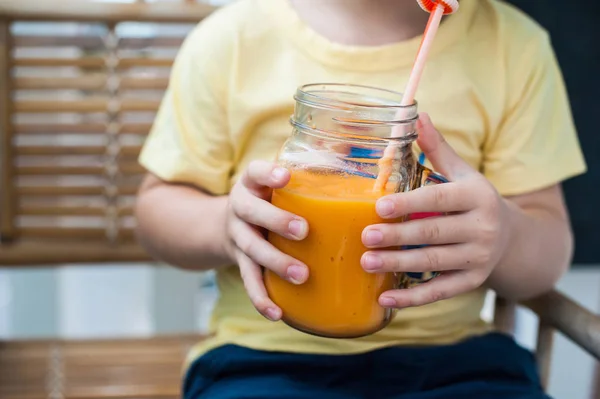 Çocuk yüzlü papaya içme. — Stok fotoğraf