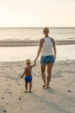 kadın bir çocuk ile denize gitmek