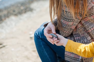 Anne taş veren çocuk