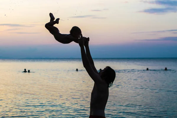 Padre sosteniendo a su pequeño hijo — Foto de Stock